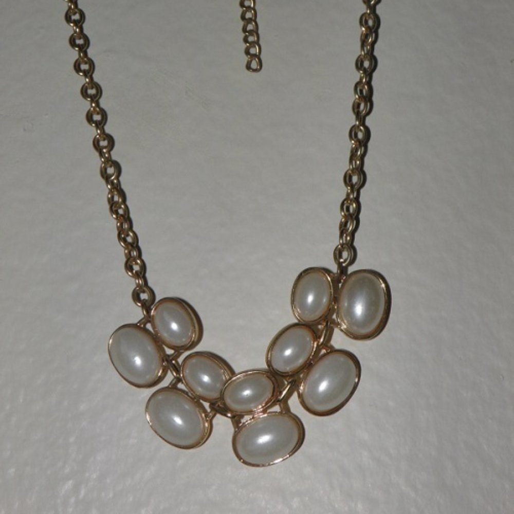 WHITE MILK GLASS NECKLACE
